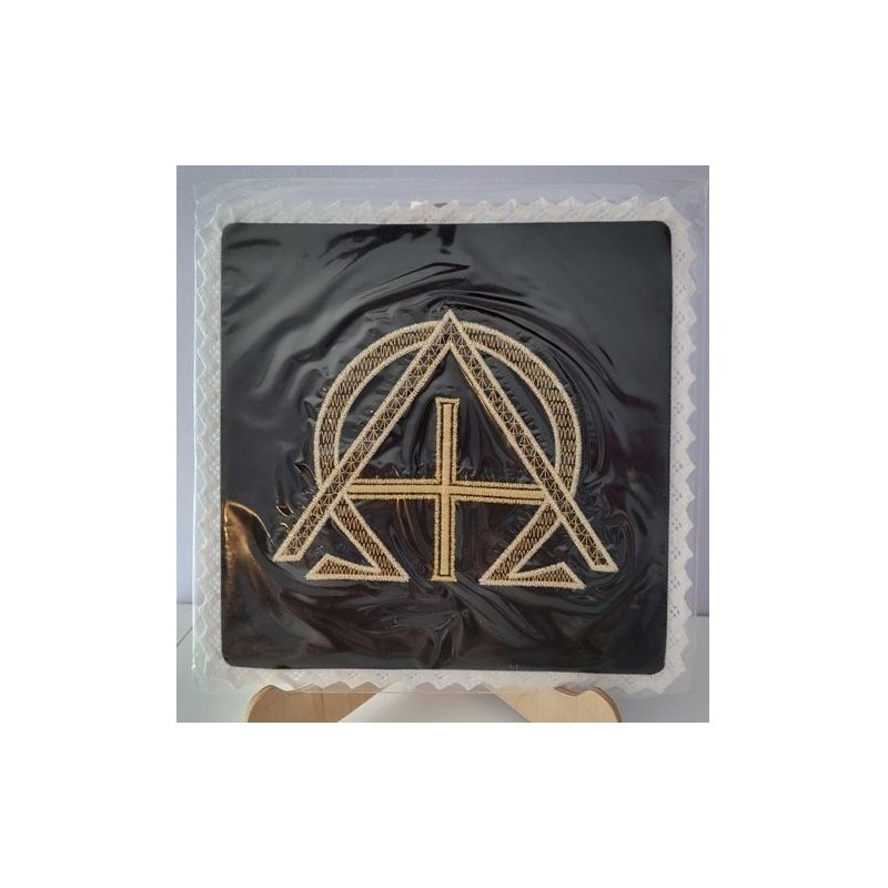 Schwarzes besticktes Kelchtuch, Alpha und Omega