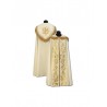 Cremefarbener Mantel + goldene Accessoires