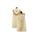 Cremefarbener Mantel + goldene Accessoires